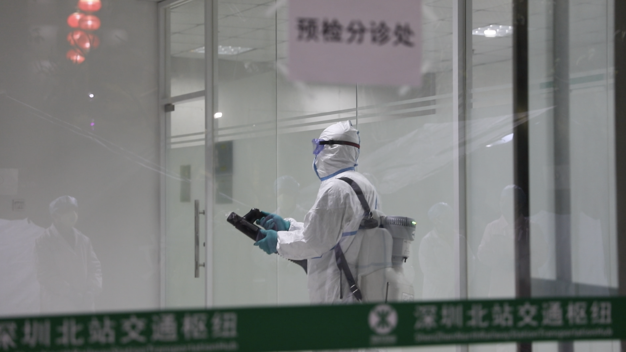 共同抗“疫”！深圳北站消毒纪实