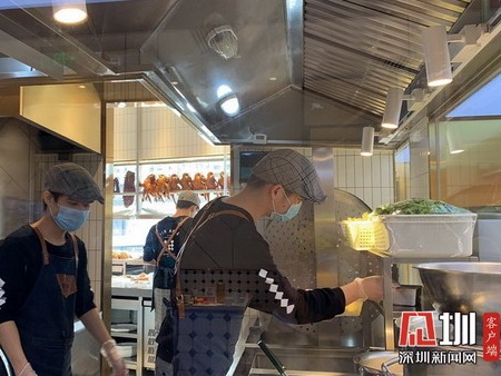星期三查餐厅 | 直击深圳餐厅防疫工作现场：从业人员口罩不离身