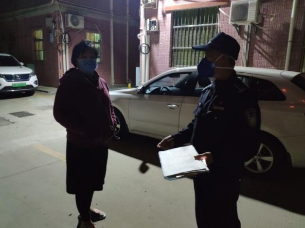 在疫情防控一线 这个大鹏57岁的退伍老兵变成了“手机控”