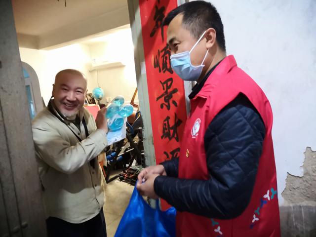 香蜜湖街道社区党委“雪中送炭”到百姓家门口