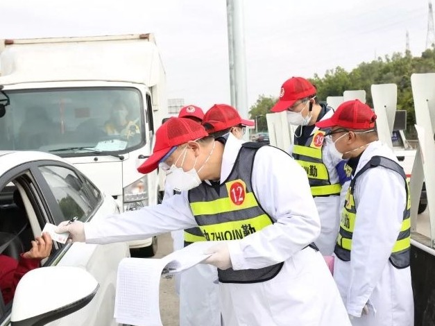龙岗法院组建疫情防控突击队驻守惠盐高速路口哨点  
