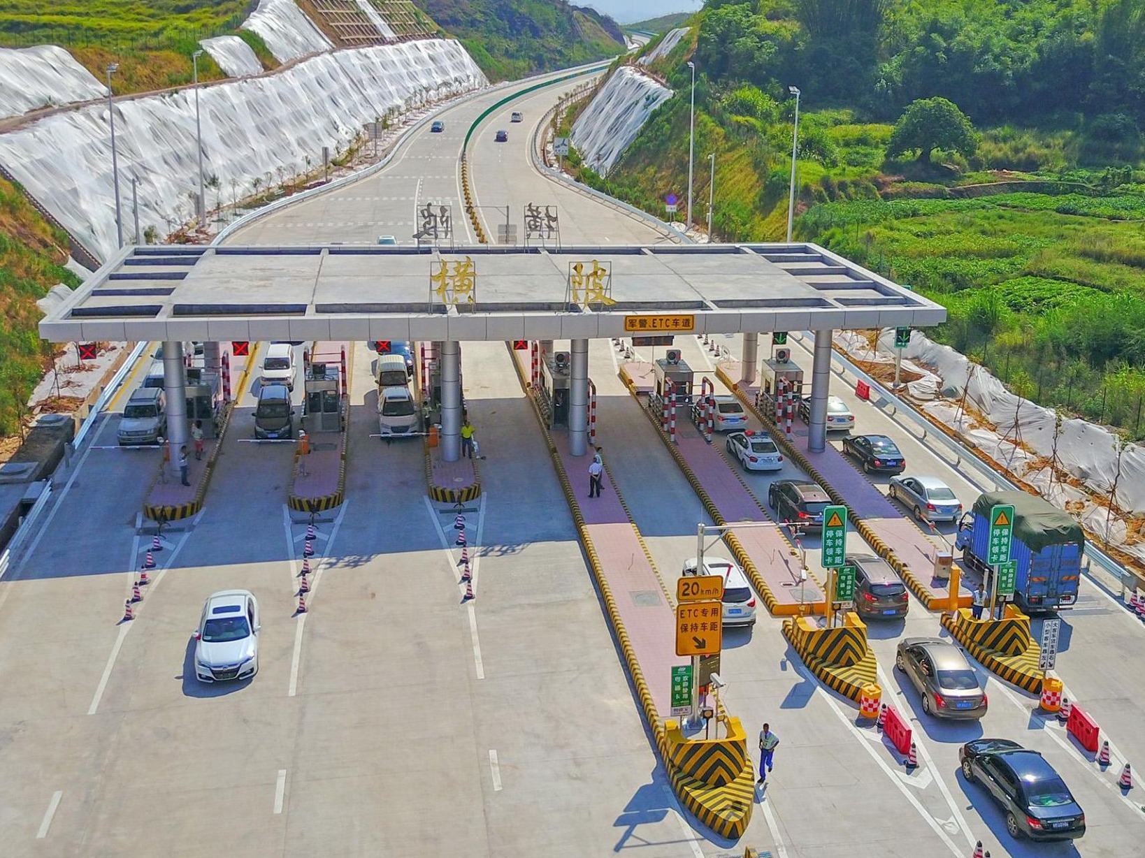 国办：严禁擅自封闭高速公路出入口，严禁阻断国省干线公路