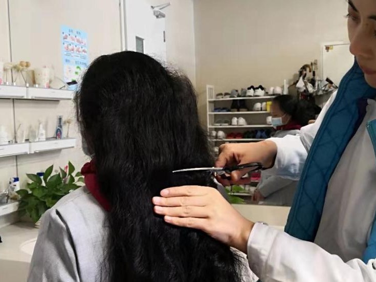 待我“长发及耳”，疫情结束可好？深圳市三医院医护人员纷纷剪短头发