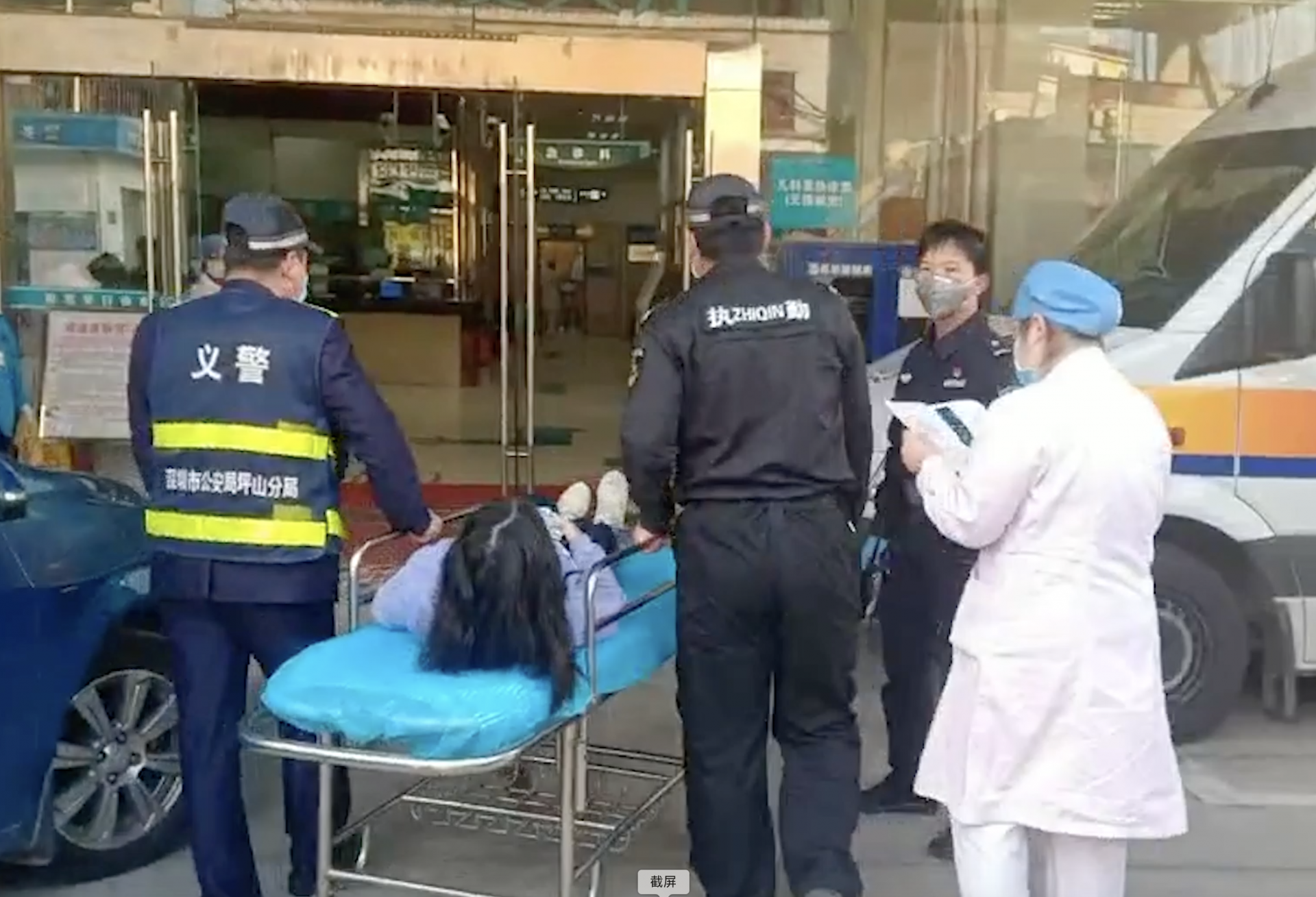 检疫点一孕妇突发早产流血 警方紧急护送就医