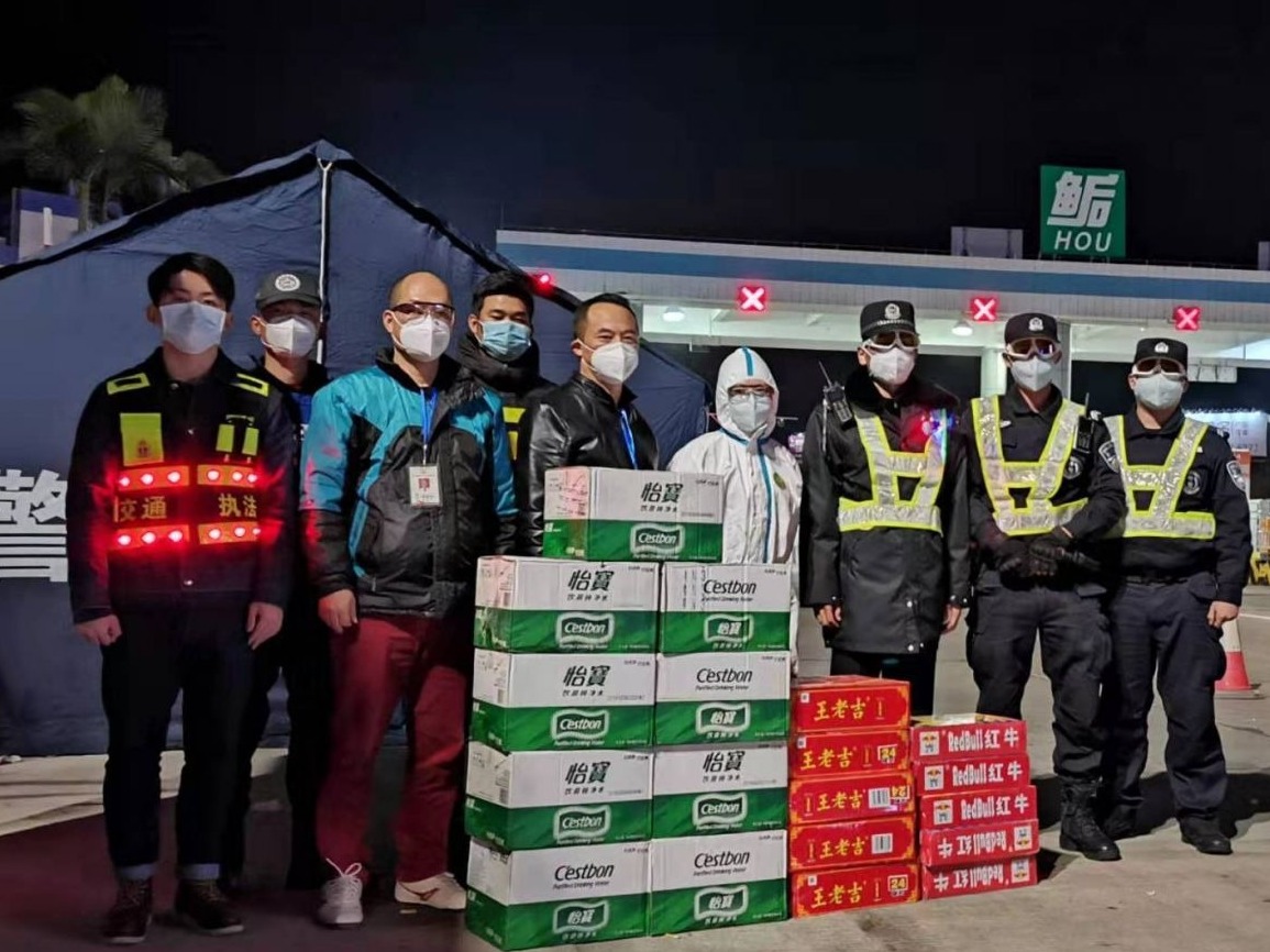暖心！深汕市民为防疫前线民警赠送饮料