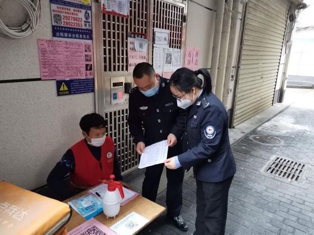 坚守疫情防控战场，用身躯筑牢“避风港”