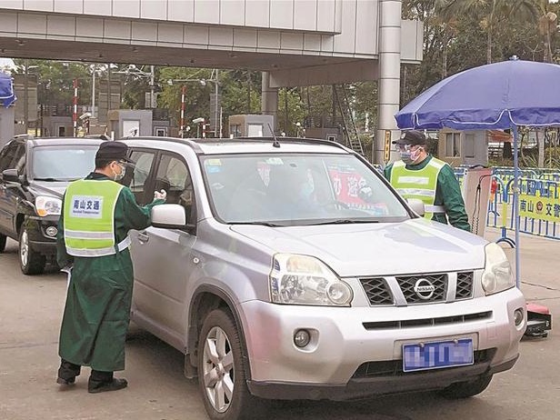 现场采访｜疫情防控一线交警 平均每15秒检测一辆车