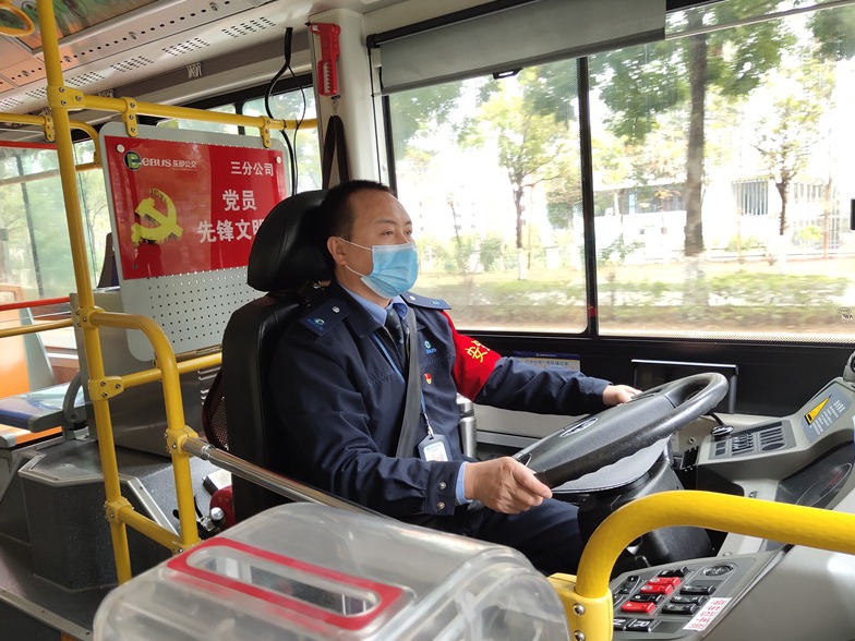 战疫深圳人｜公交驾驶员邱华：“责任在肩，我们必须向前！”