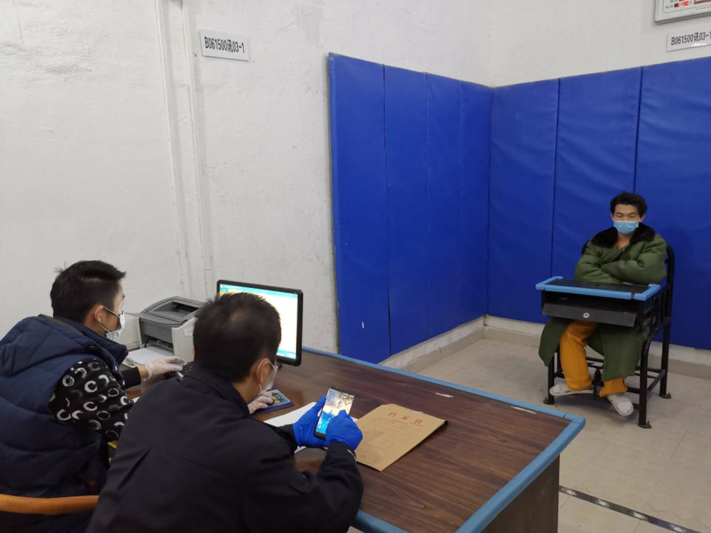 抓到现行！一谎卖口罩男子取“货款”时当场落网