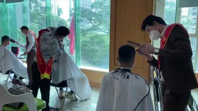 这些深圳的发型师，完成了为3000多名防疫一线工作人员的义剪