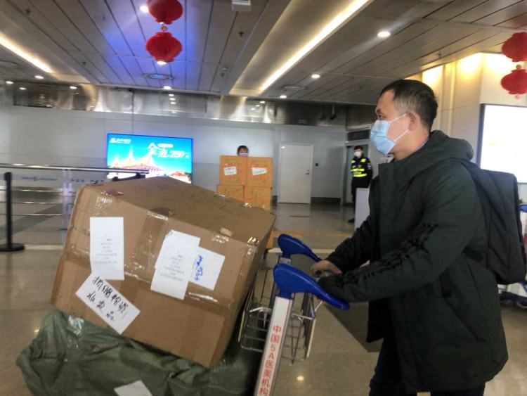 深圳老板不要百万要大爱，15万只泰国口罩空运目标地