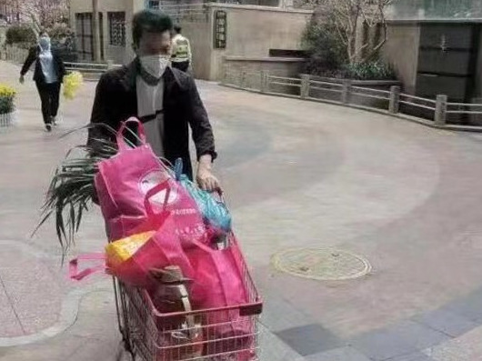 送衣物、倒垃圾，盐田社区党员干部当起“跑腿小哥”