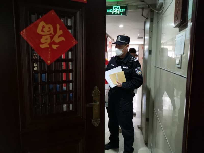居家隔离期间小孩发烧 一家人私自外出坐公交