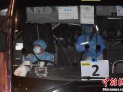 “钻石公主”号第二批香港居民凌晨抵达骏洋邨接受检疫观察