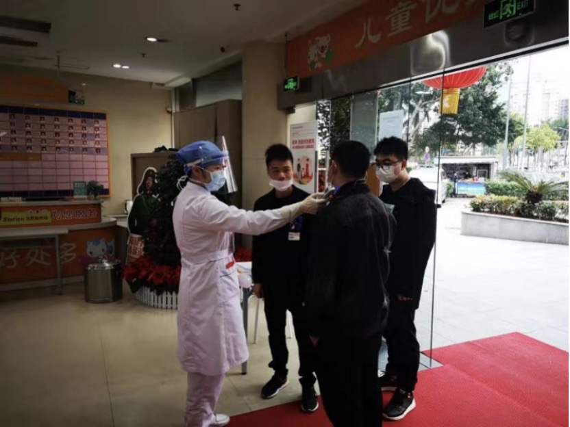 她们寒风中站在医院门外，守好第一道“关口”
