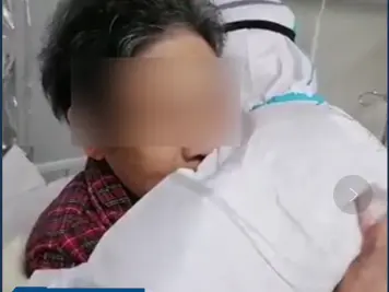 战疫雷神山 | 隔离病房里，“天使”一把抱住落泪的失聪老奶奶
