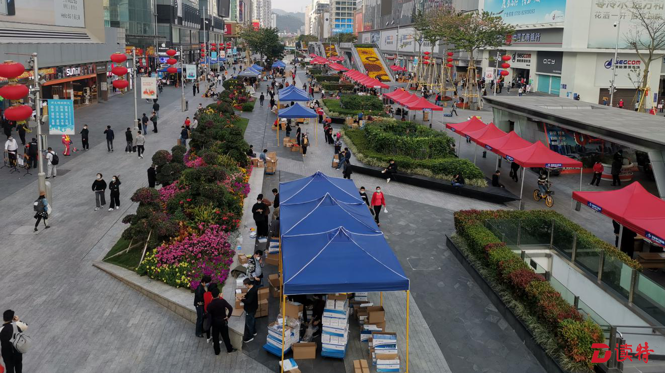 商户在帐篷下完成交易，华强北非接触式户外交易帐篷成风景线