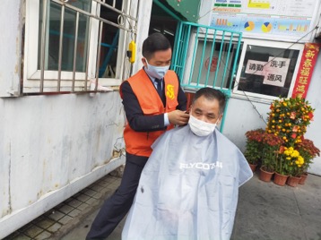 深圳巴士集团公交驾驶员变身“理发师” 义务为同事理发
