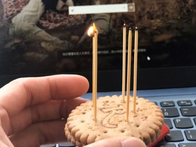 饼干当蛋糕牙签当蜡烛 三十岁生日当天他提交了“入党申请书”