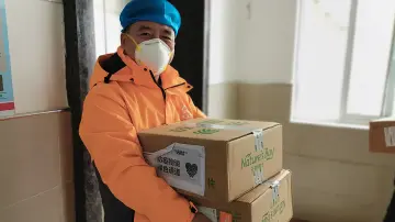 读特记者直击荆州战疫·第十日｜深圳第二批支援荆州医疗队队长卢涛：这些蛋白粉，今天就给他们喝！