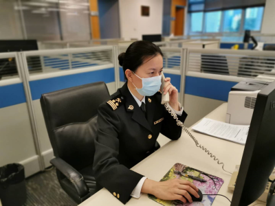 战疫前线“红梅”开  ——记深圳海关捐赠物资24小时电话 “接线员”贾红梅