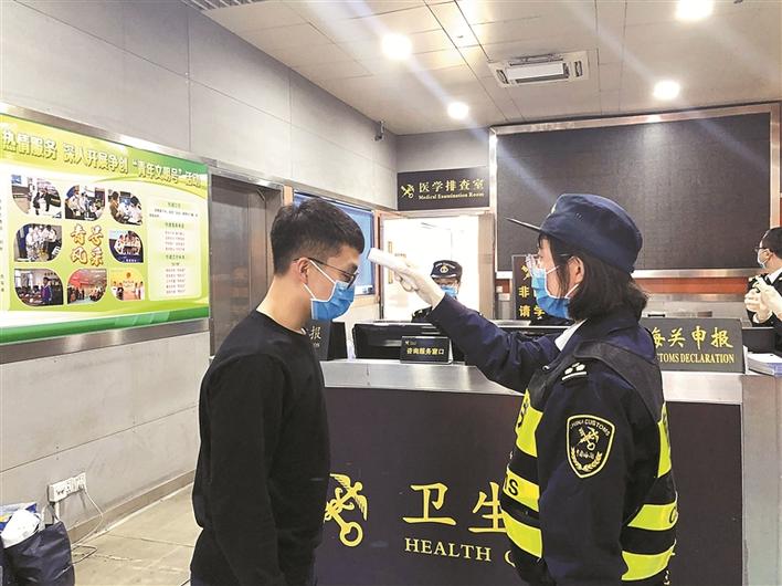 海关、边检、地铁，工作人员坚守防控一线筑起防疫墙
