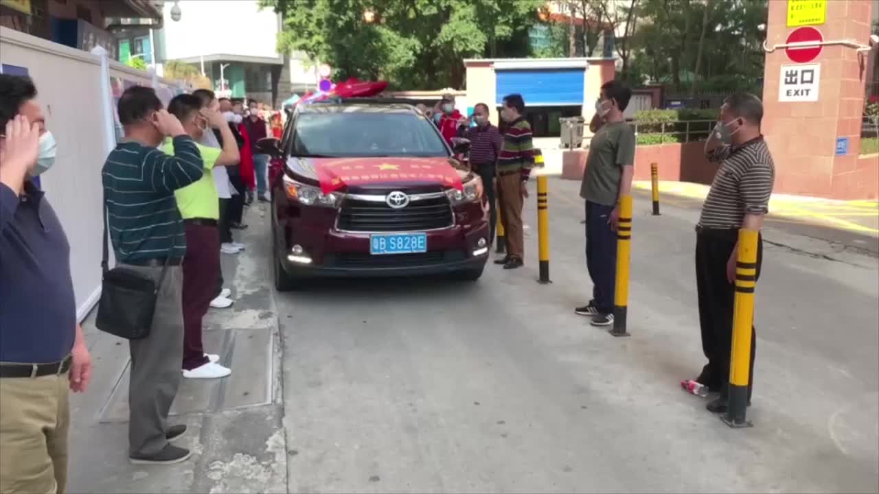花半个月筹集510套防护服，深圳老兵驱车亲手送往雷神山医院