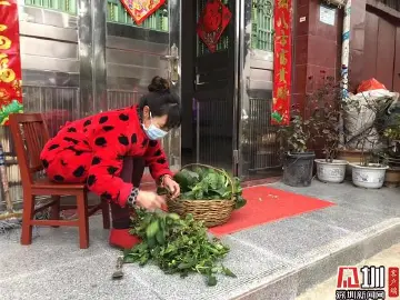 读特记者湖北直击 | 打好防疫战 妈妈成了家门“守门员”