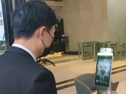 科陆AI新品助力战疫 戴上口罩也可人脸智能识别+远距离体温智能检测 