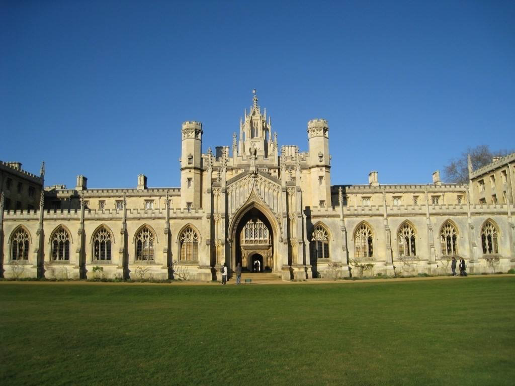英国政府下令关闭学校