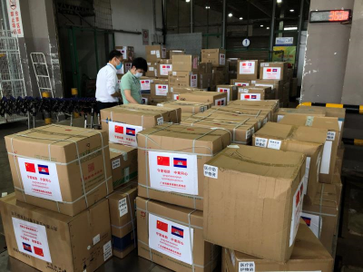 南航包机护送中国向东盟国家派遣的首支抗疫医疗队抵达柬埔寨