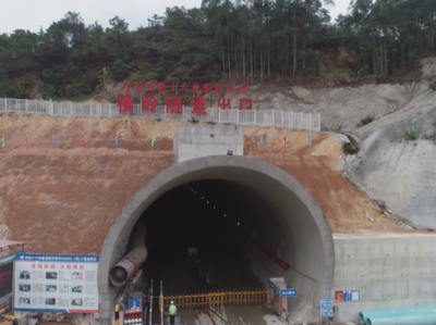 赣深高铁广东段首座七千米双线长大隧道今天贯通