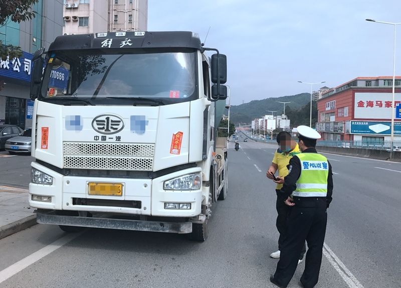净化道路交通环境，东莞交警严查“泥头车”