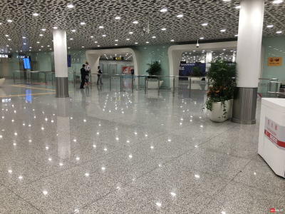 直击宝安国际机场：境外抵深旅客专车运离机场，国内到达旅客请放心 