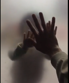 两个月没回家，只能这样“偷看”女儿……蛇口防疫网格员的朋友圈泪目了！