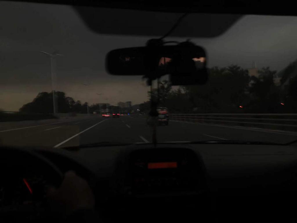 “黑云压城” ！深圳双预警齐发！全市有雷雨伴短时大风
