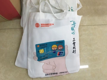 西乡臣田社区派发防疫复工“百宝袋”  
