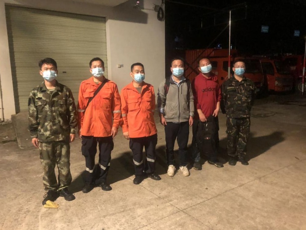 两名游客被困排牙山，大鹏警方连夜救出