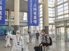 央视快评丨统筹抓好疫情防控和经济社会发展重点工作