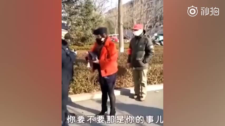 北京“奔驰女”驾车硬闯小区，疯狂辱骂还要告民警“非礼她”
