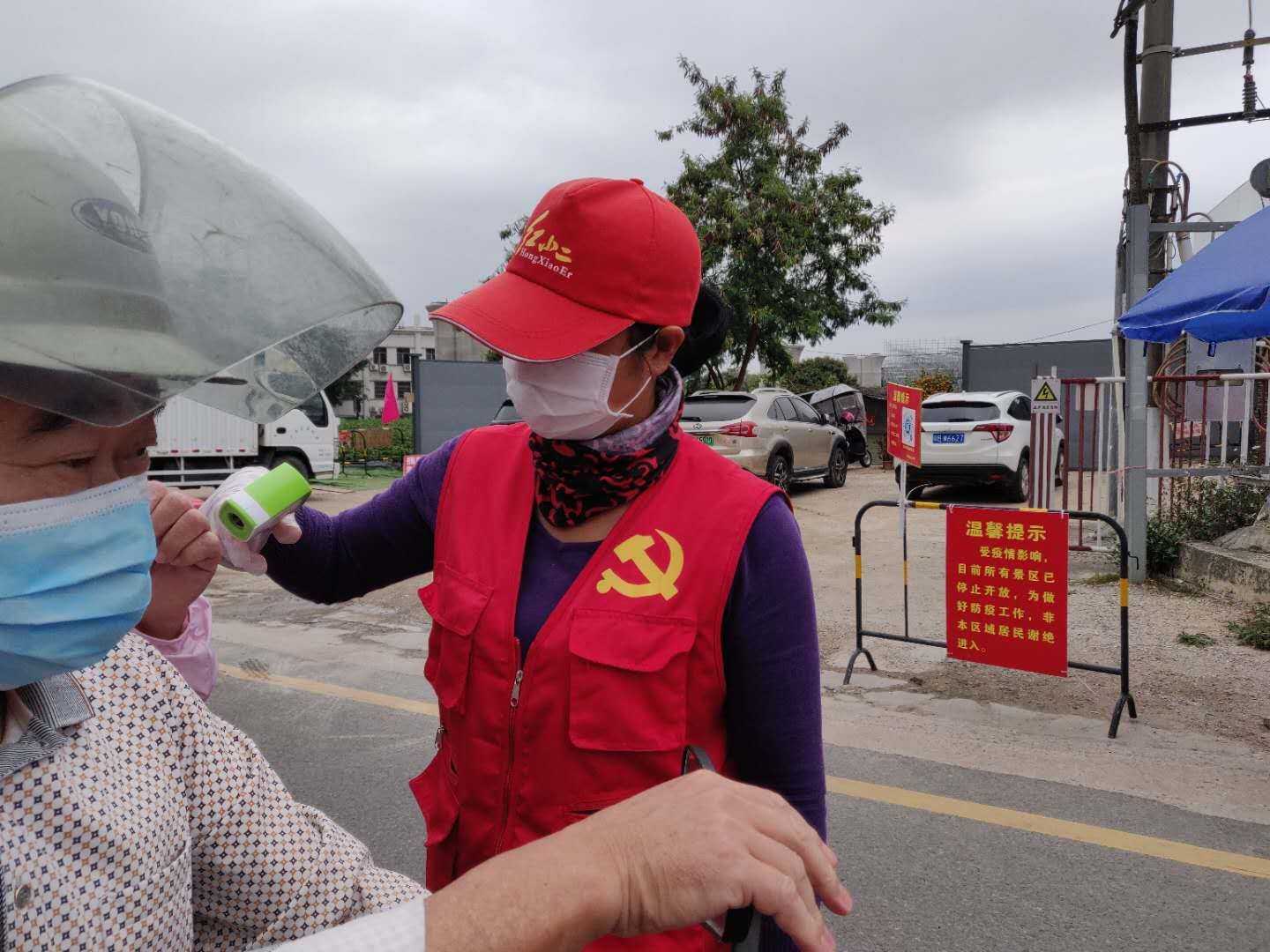 热心老板娘变身红小二，投身疫情防控一线做贡献
