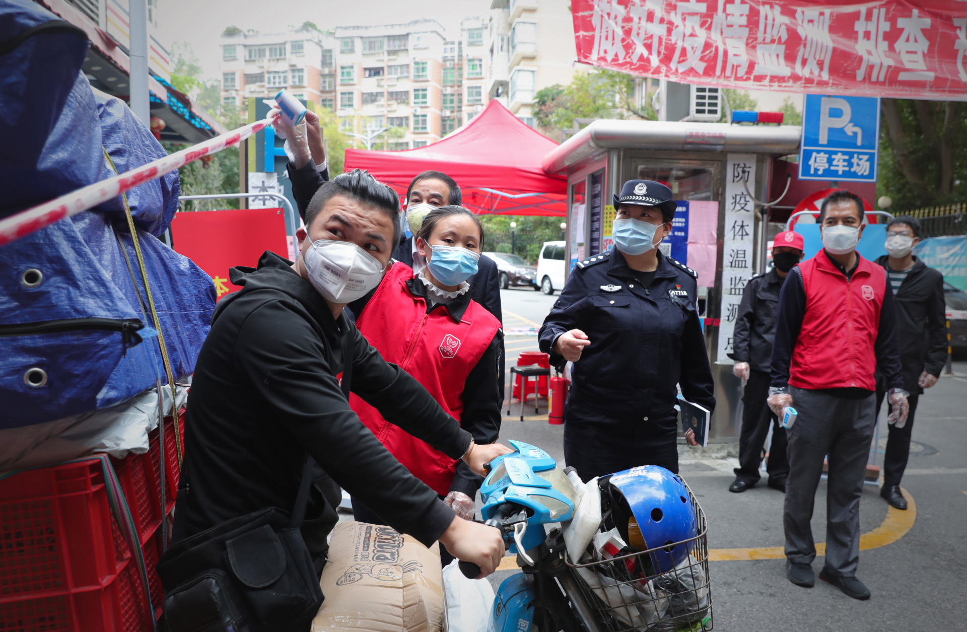 疫情期间,梅林派出所内勤民警田晶莹的手机,电脑信息不断.