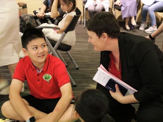 深外国际部中学部校长詹妮弗·海格为学生在线教学保驾护航