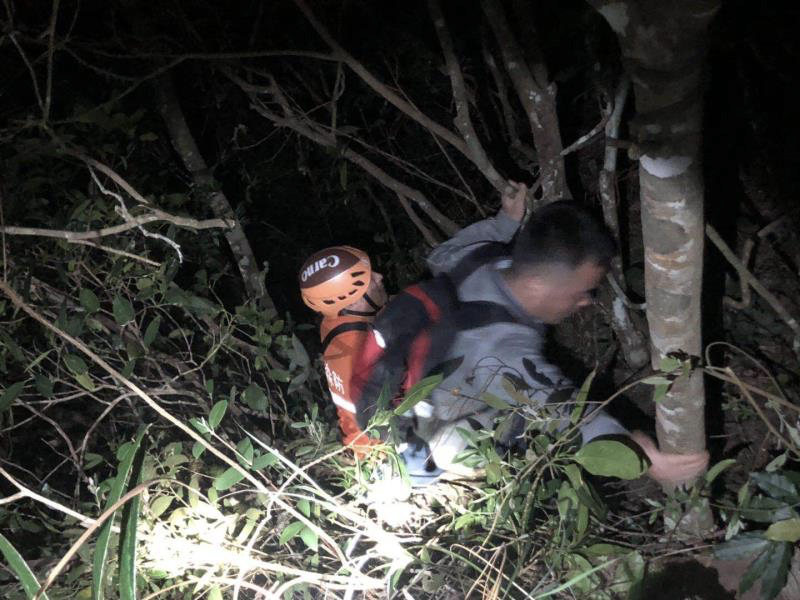 8小时不间断救援，大鹏警方连夜救出两名被困排牙山游客
