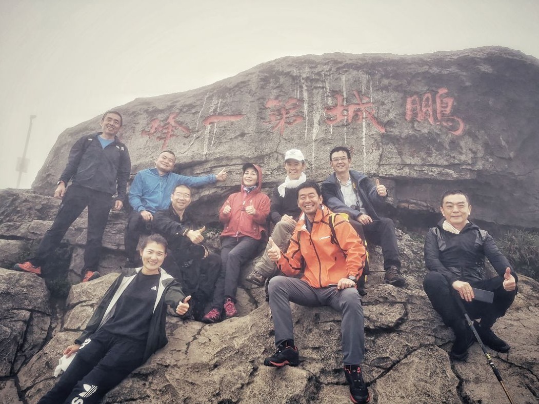 杜鹃花开，王石梧桐山登高倡言：爱自然，爱运动，爱深圳！