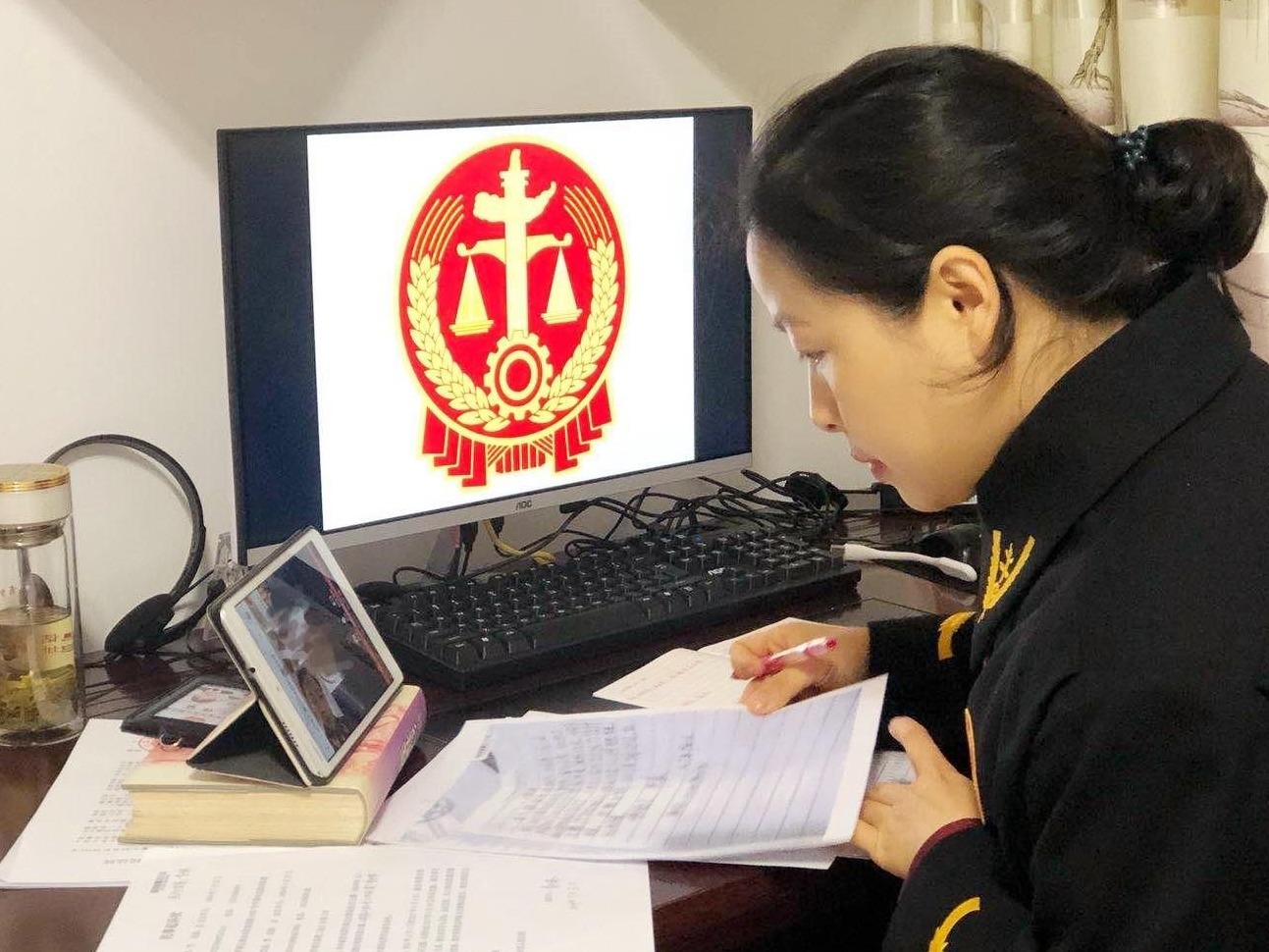 滞留湖北的深圳法官借来法袍在网上办案28件
