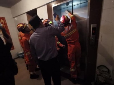 有惊无险！深圳一市民被困电梯50分钟 公安消防联合救援