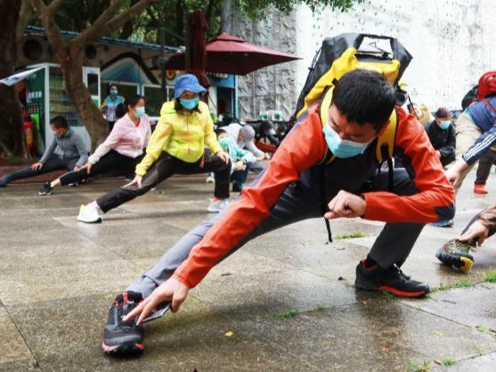 “深圳十峰”体验日，登山家张梁带市民冒雨走梧桐