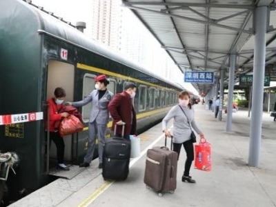 600多名信阳旅客乘复工专列抵达深圳西站