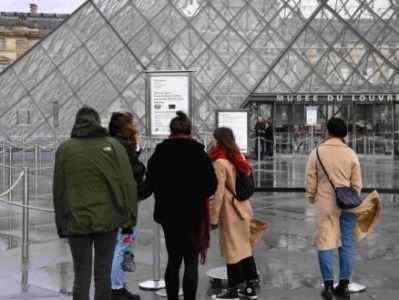 巴黎卢浮宫重新开放，馆方门票拒收现金